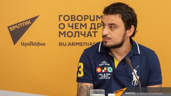 Пресс-конференция чемпиона мира и Европы по спортивному каратэ, учредителя армянской ассоциации каратэ Камо Унаняна (25 августа 2021). Еревaн - Sputnik Армения