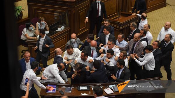 Потасовка в Парламенте Армении во время очередного заседания (25 августа 2021). Еревaн - Sputnik Армения