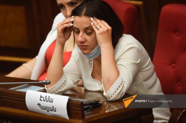 «Քաղաքացիական պայմանագրի» պատգամավոր Էմմա Պալյանը «Քաղաքացիական պայմանագրի» պատգամավոր Էմմա Պալյանը - Sputnik Արմենիա