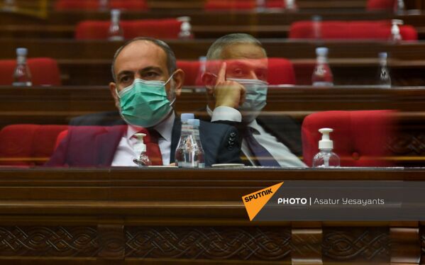 Отражения премьер-министра и вице-премьера на стекле в зале заседаний Парламента Армении (25 августа 2021). Еревaн - Sputnik Армения