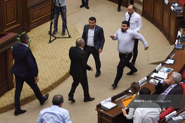 \Начало стычки между депутатами Ваагном Алексаняном и Ваге Акопяном во время очередного заседания парламента (25 августа 2021). Еревaн - Sputnik Армения