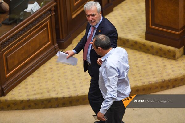 Депутаты Андраник Кочарян и Арцвик Минасян покидают зал заседаний во время перерыва в заседании парламента (25 августа 2021). Еревaн - Sputnik Армения
