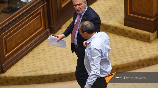 Депутаты Андраник Кочарян и Арцвик Минасян покидают зал заседаний во время перерыва на заседании Парламента (25 августа 2021). Еревaн - Sputnik Արմենիա
