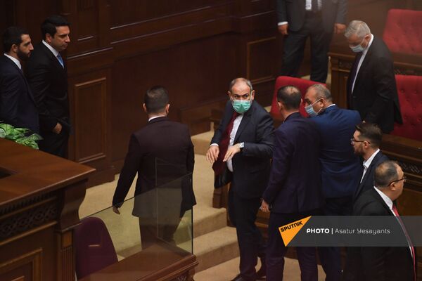 Премьер-министр Армении Никол Пашинян покидает зал заседаний во время перерыва в заседании парламента (25 августа 2021). Еревaн - Sputnik Армения