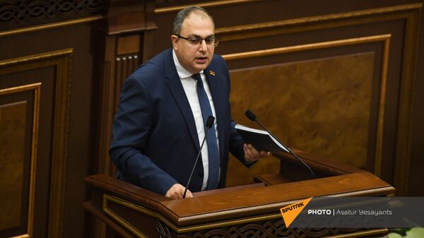 Владимир Варданян во время выступления на заседании Парламента (26 августа 2021). Еревaн - Sputnik Армения