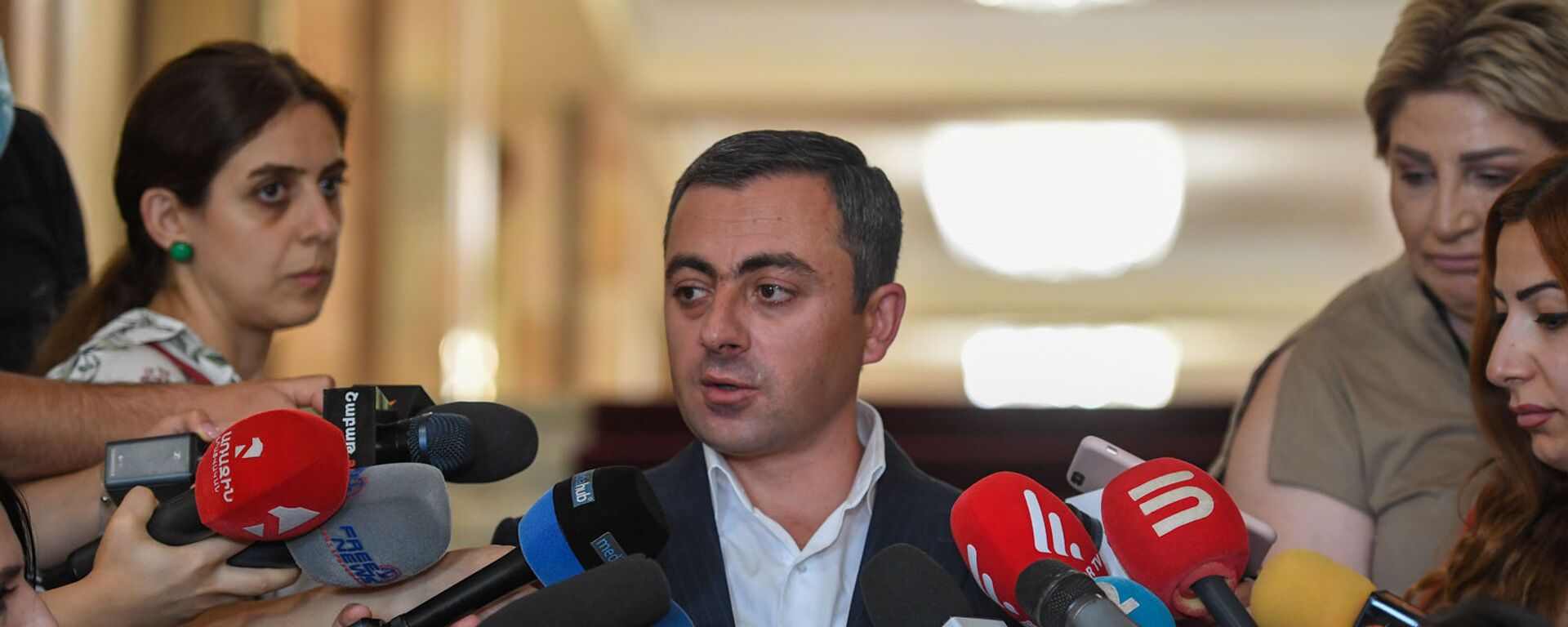 Ишхан Сагателян отвечает на вопросы журналистов после заседания Парламента (26 августа 2021). Еревaн - Sputnik Армения, 1920, 09.09.2021