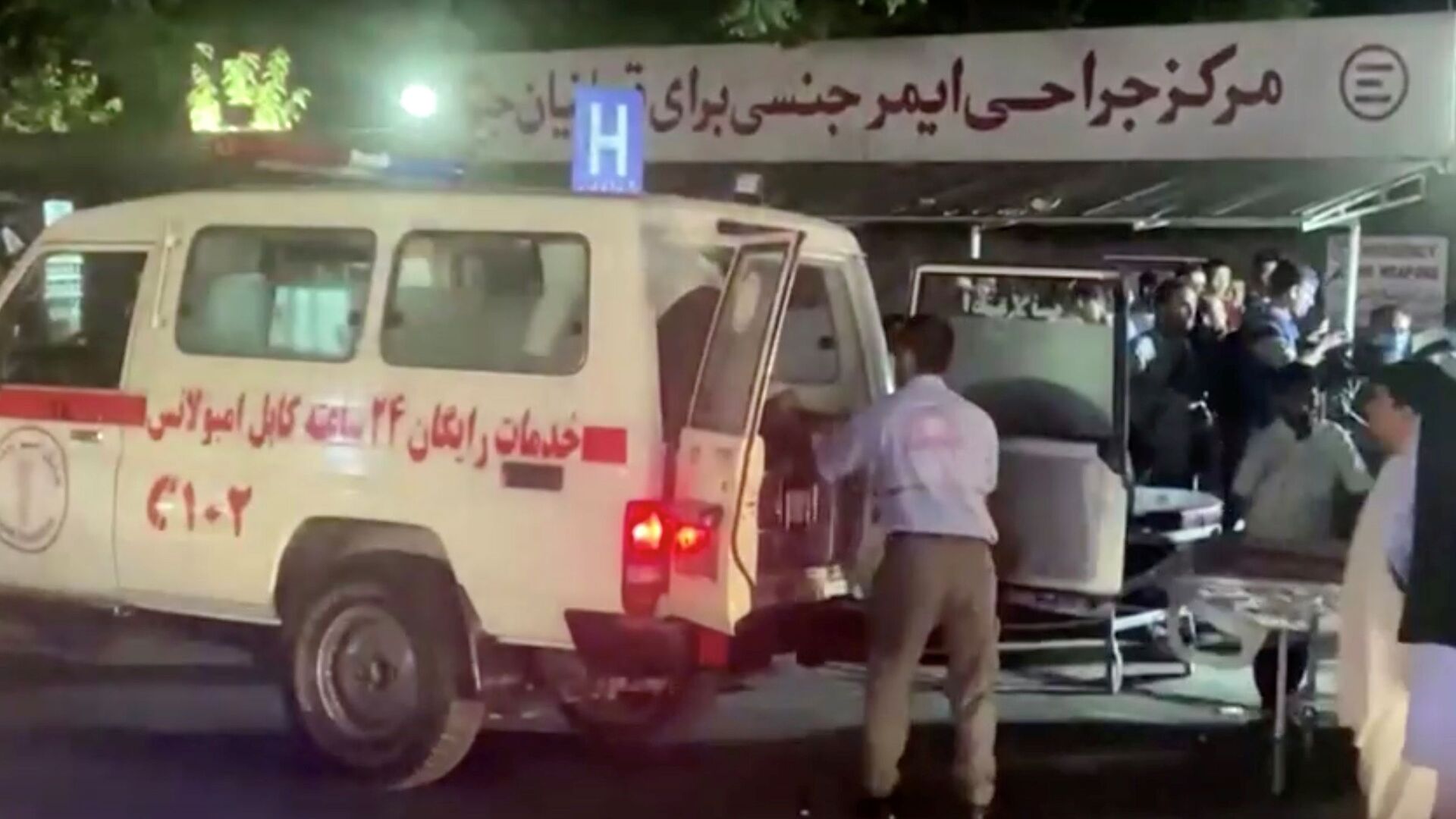 Автомобиль скорой помощи доставляет пострадавших в больницу после нападения в аэропорту Кабула (26 августа 2021). Афганистан - Sputnik Արմենիա, 1920, 27.08.2021