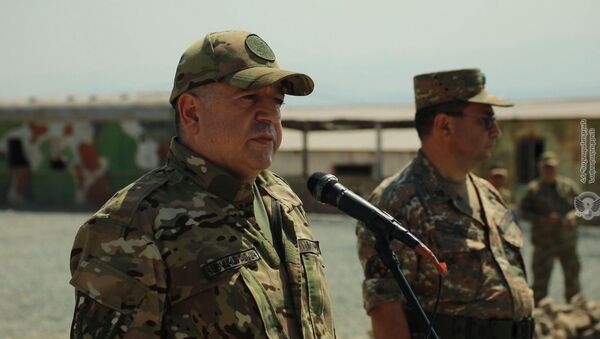 Mинистр обороны Армении Аршак Карапетян посетил участников трехмесячных учебных сборов (26 августа 2021). Aрмения - Sputnik Армения