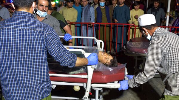 Медики помогают пострадавшим от двух мощных взрывов, произошедших в Кабуле - Sputnik Армения