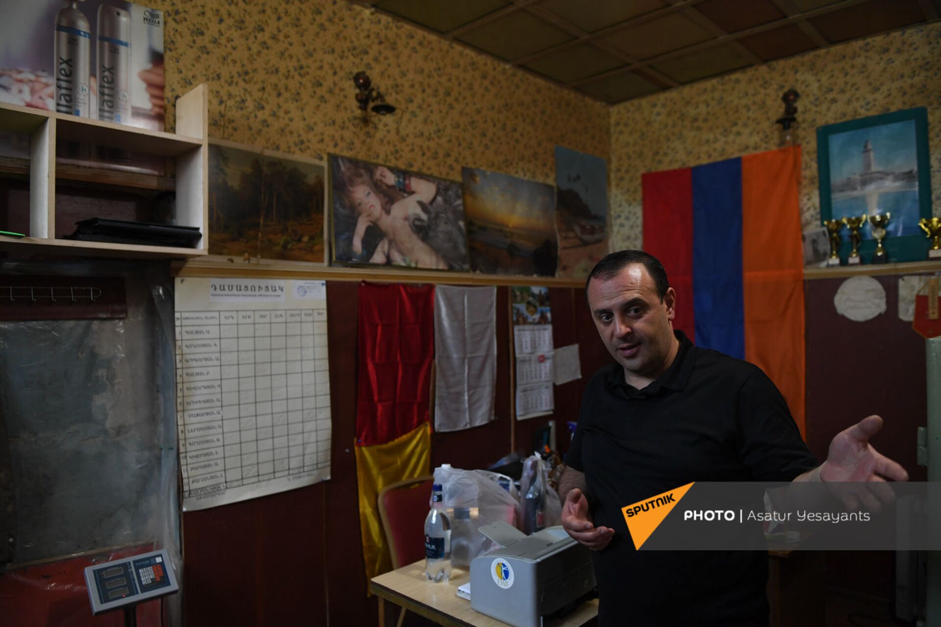Директор Ванадзорской школы тяжелой атлетики Арен Палян показывает свой кабинет Директор Ванадзорской школы тяжелой атлетики Арен Палян показывает свой кабинет - Sputnik Արմենիա, 1920, 14.09.2021