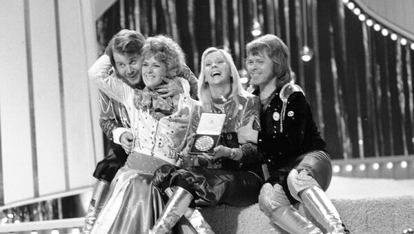 Шведская поп-группа ABBA празднует победу на Евровидении 1974 года на со своей песней Waterloo на сцене Брайтон-Доум - Sputnik Армения