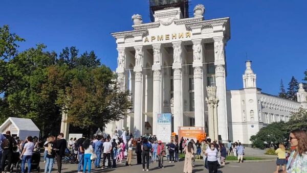 В обновленном павильоне Армения на территории ВДНХ прошел многонациональный праздник Абрикос (28 августа 2021). Москвa - Sputnik Армения