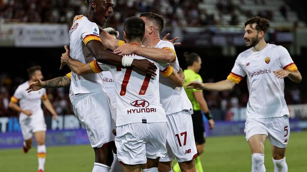 Футболисты Ромы празднуют второй гол в ворота Салернитаны во втором туре итальянской Серии А (29 августа 2021). Салерно - Sputnik Армения