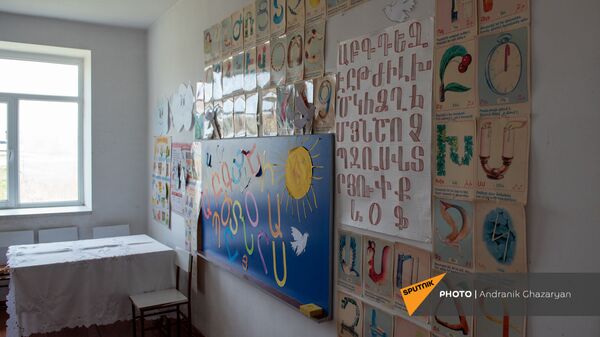 Классная комната начальных классов кармраванской основной школы - Sputnik Армения