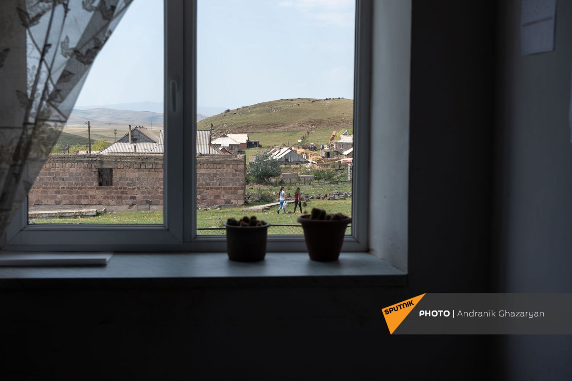 Вид на село Кармраван из окна кармраванской основной школы - Sputnik Արմենիա, 1920, 14.09.2021