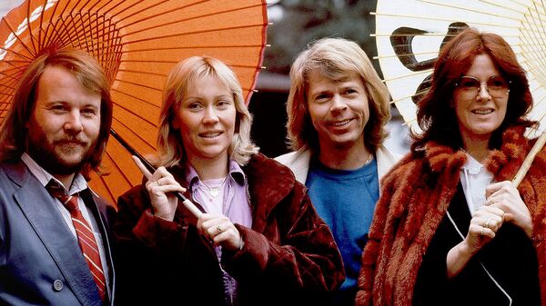 Участники поп-группы ABBA пробуют японские зонтики в старинном стиле (14 марта 1980)․ Токио - Sputnik Армения