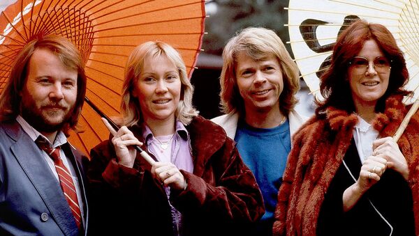 Участники поп-группы ABBA пробуют японские зонтики в старинном стиле (14 марта 1980)․ Токио - Sputnik Армения