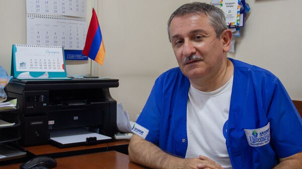Главный педиатр Минздрава Армении Сергей Саргсян в рабочем кабинете  - Sputnik Արմենիա