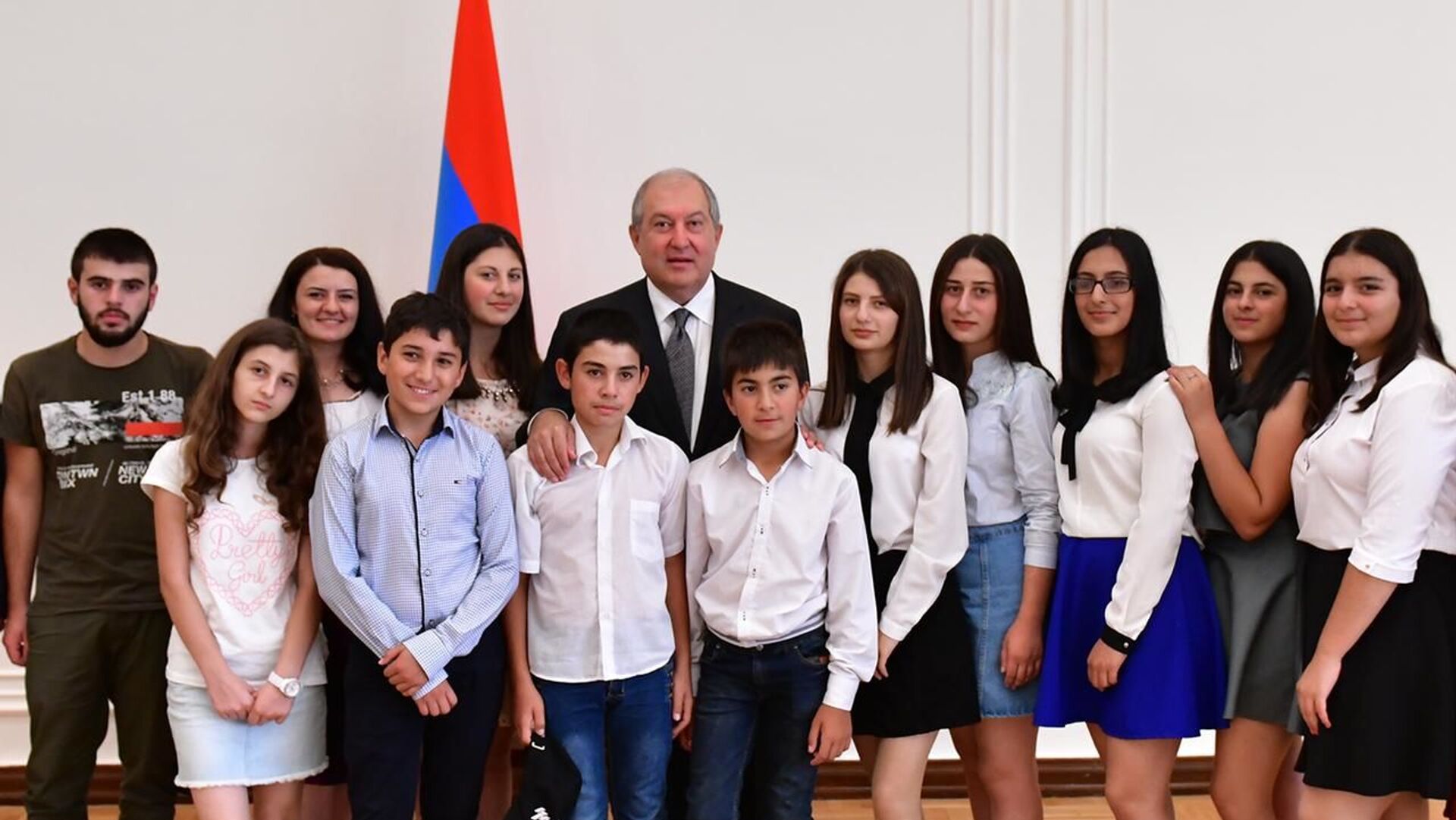 Президент Армен Саркисян в окружении школьников - Sputnik Արմենիա, 1920, 01.09.2021