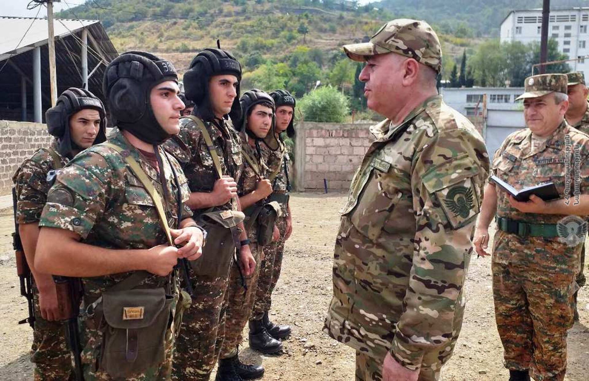 Министр обороны Аршак Карапетян посетил ряд воинских частей Министр обороны Аршак Карапетян посетил ряд воинских частей - Sputnik Արմենիա, 1920, 14.09.2021