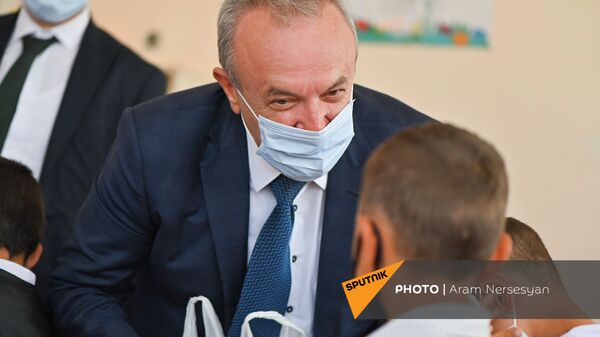 Ваграм Думанян общается с учениками в школе Сотка  - Sputnik Արմենիա