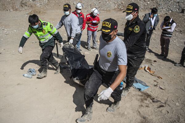 Спасатели и полицейские несут тело жертвы с места аварии автобуса в Матукане, Перу․ - Sputnik Армения