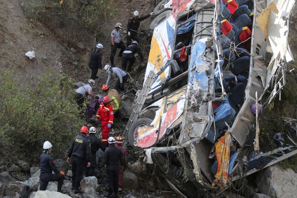 Спасатели работают на месте аварии автобуса в Матукане, Перу․ - Sputnik Армения