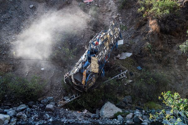 Автобус, упавший со скалы в Матукане, Перу․ - Sputnik Армения