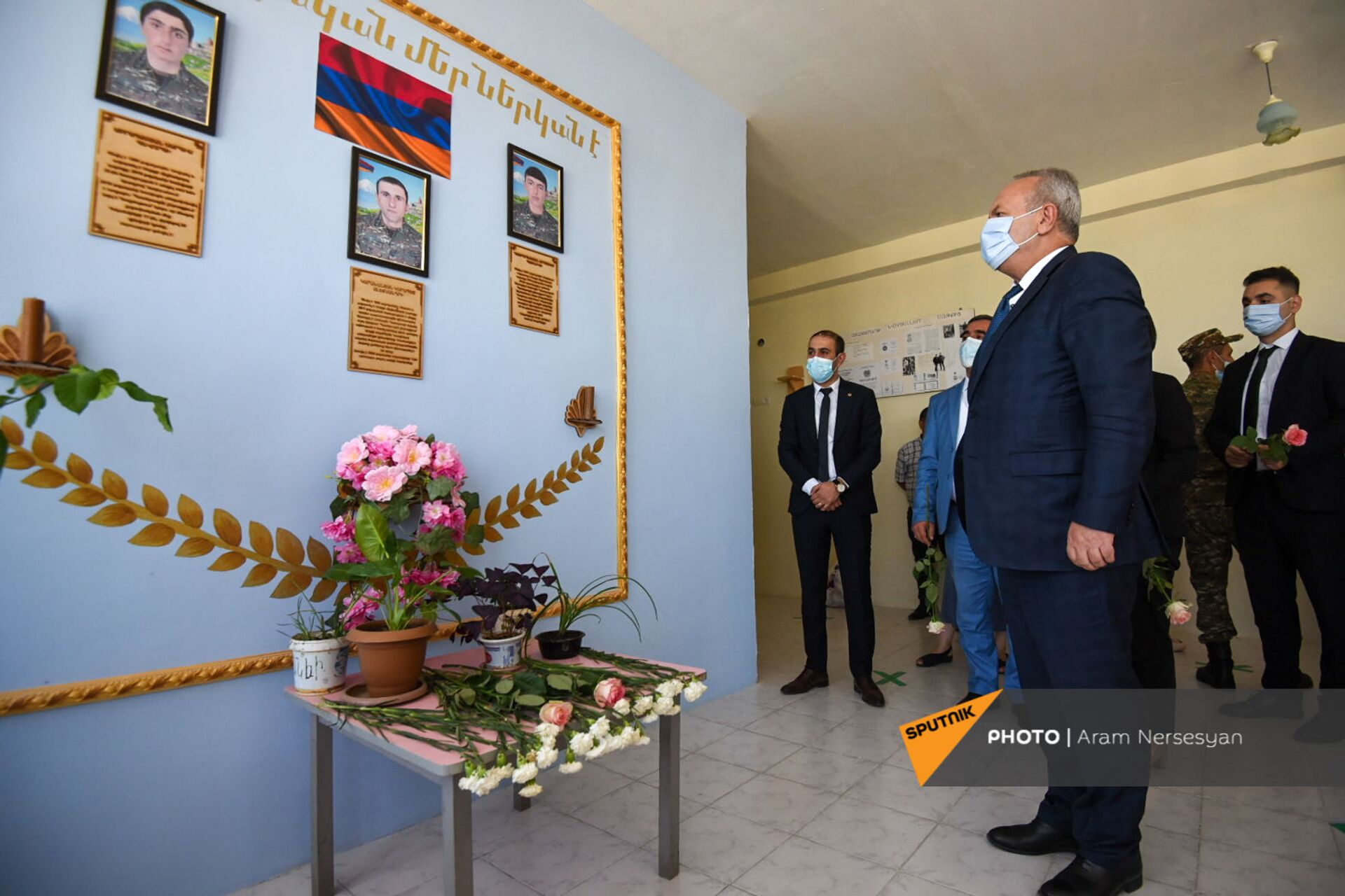 Министр ОНКС Ваграм Думанян возложил цветы у уголка погибшего военнослужащего в школе Сотка - Sputnik Արմենիա, 1920, 14.09.2021
