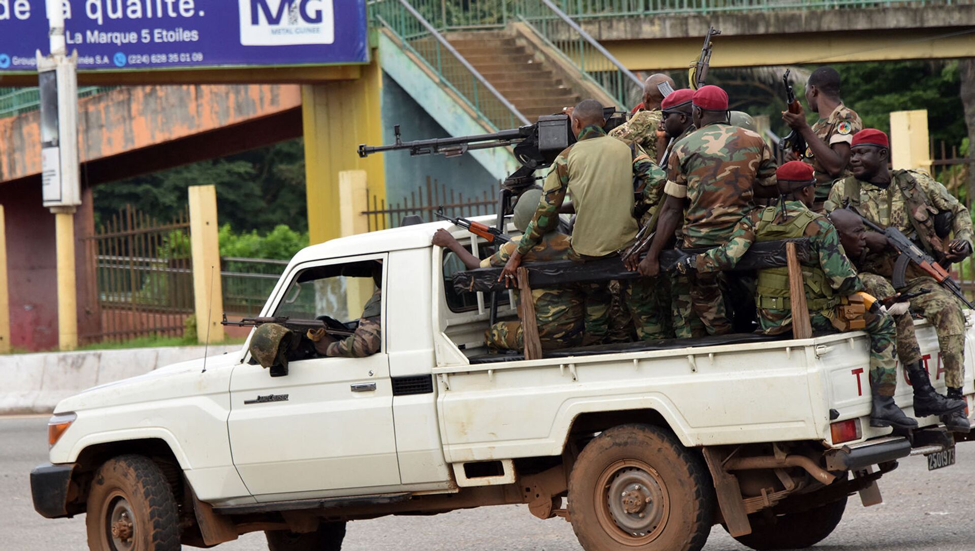 Военнослужащие Вооруженных сил Гвинеи проезжают через центральный район Калум в Конакри после того, как была слышна непрерывная стрельба (5 сентября 2021). Гвинея - Sputnik Արմենիա, 1920, 05.09.2021