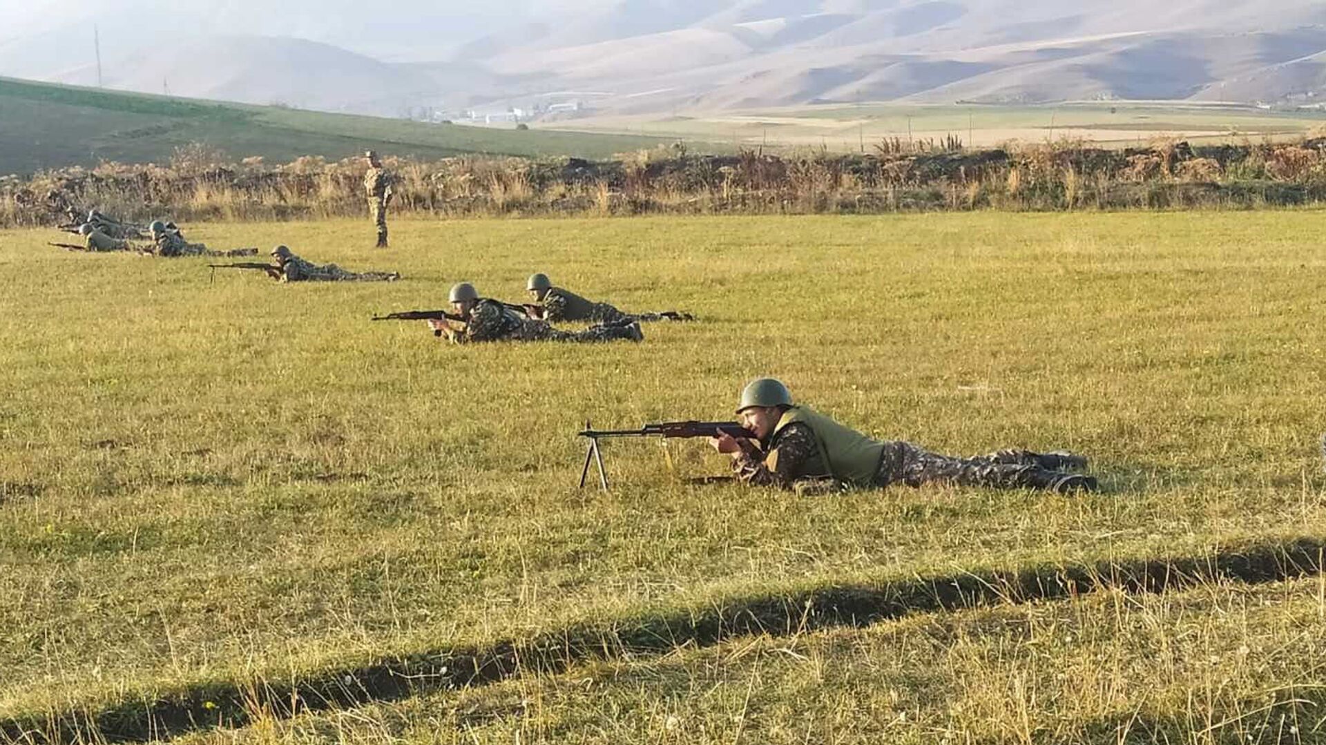 Армянские военнослужащие во время практических занятий - Sputnik Արմենիա, 1920, 06.09.2021