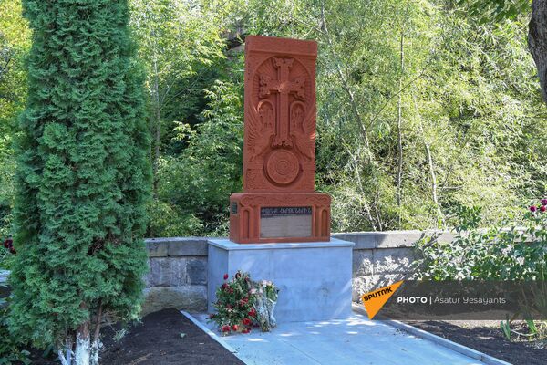 Хачкар, установленный Арманом Сирадегяном в память о 23-х погибших друзьях - Sputnik Армения