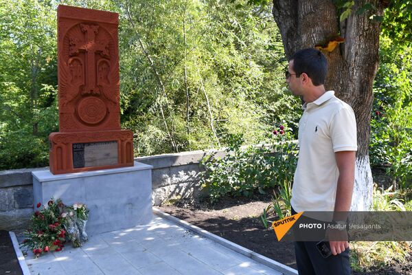 Арман Сирадегян рядом с установленным им хачкаром в память о 23-х погибших друзьях - Sputnik Армения