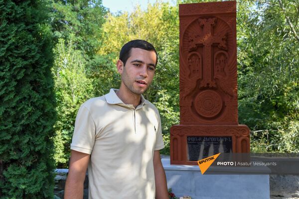 Арман Сирадегян рядом с установленным им хачкаром в память о 23-х погибших друзьях - Sputnik Армения