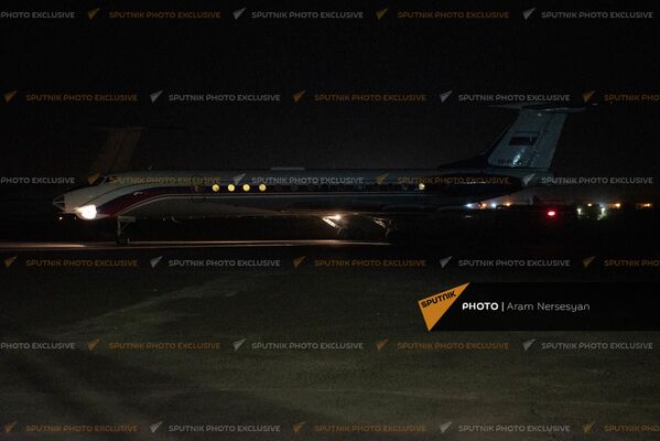 Ադրբեջանից վերադարձած 2 հայ ռազմագերիների դիմավորումը «Էրեբունի» օդանավակայանում - Sputnik Արմենիա