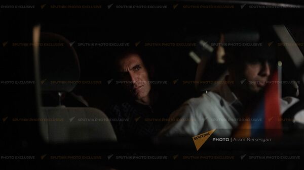 Вернувшиеся на родину военнопленные Артур Айкович Налбандян и Арамаис Грантович Торозян в аэропорту Эребуни - Sputnik Արմենիա