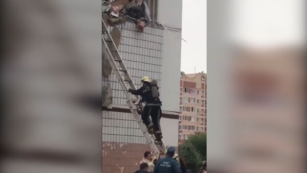 Девочку, оказавшуюся на обломках квартиры в Ногинске, спустили вниз спасатели - Sputnik Армения
