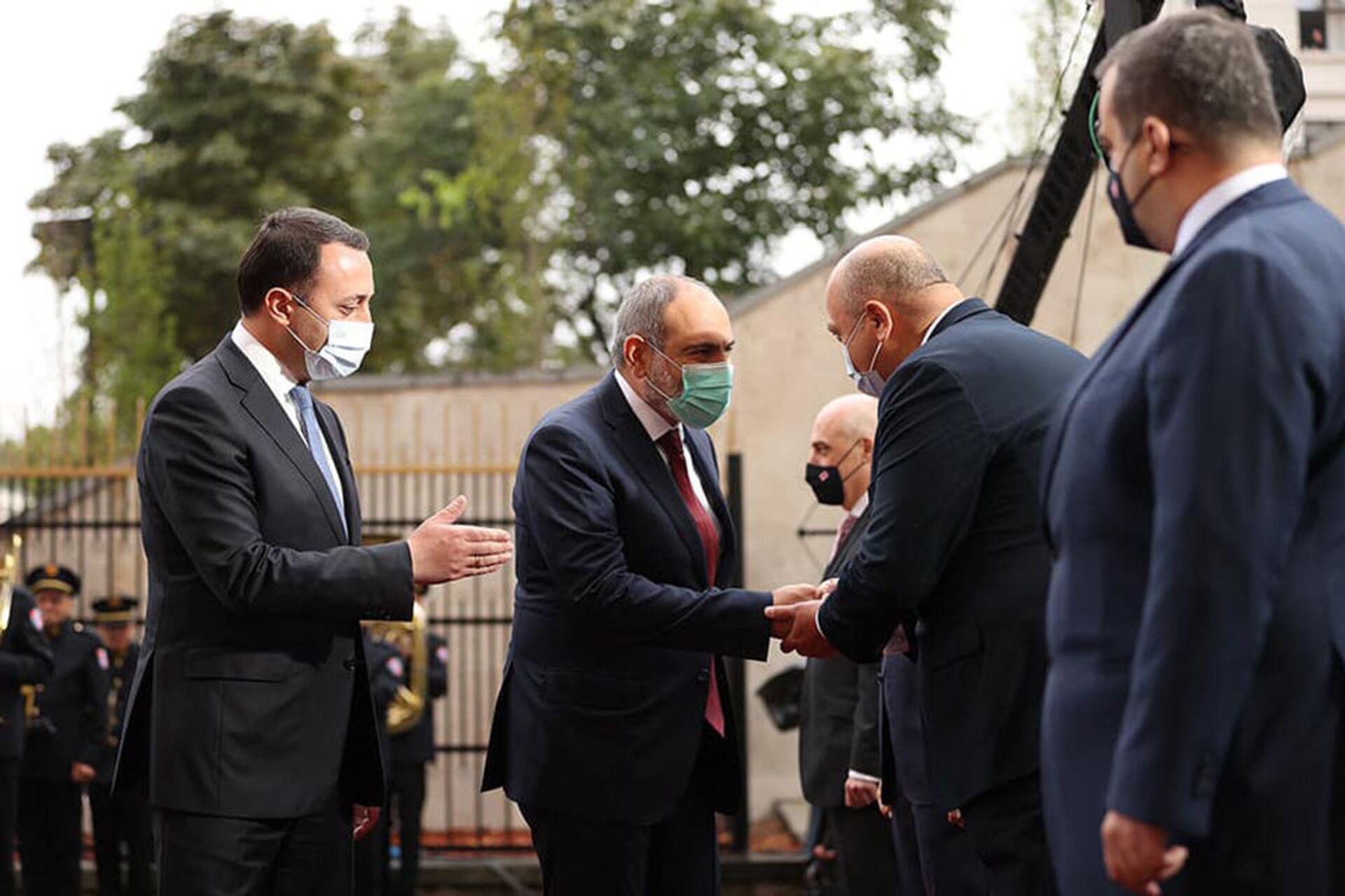 Премьер-министр Никол Пашинян здоровается с членами грузинского правительства во время официального визита в Грузию (8 сентября 2021). Тбилиси - Sputnik Արմենիա, 1920, 14.09.2021