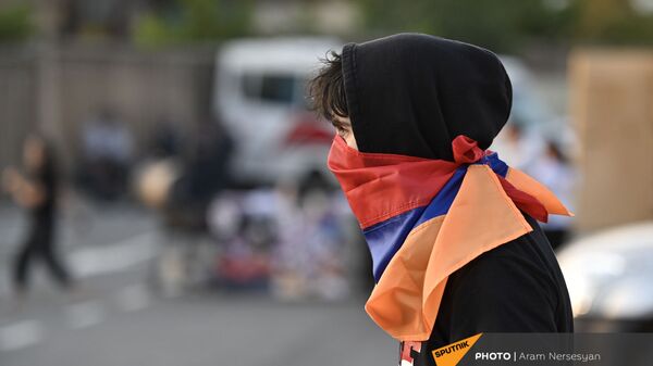 Болельщик с флагом вместо маски перед матчем Армения - Лихтенштейн (8 сентября 2021). Еревaн - Sputnik Արմենիա