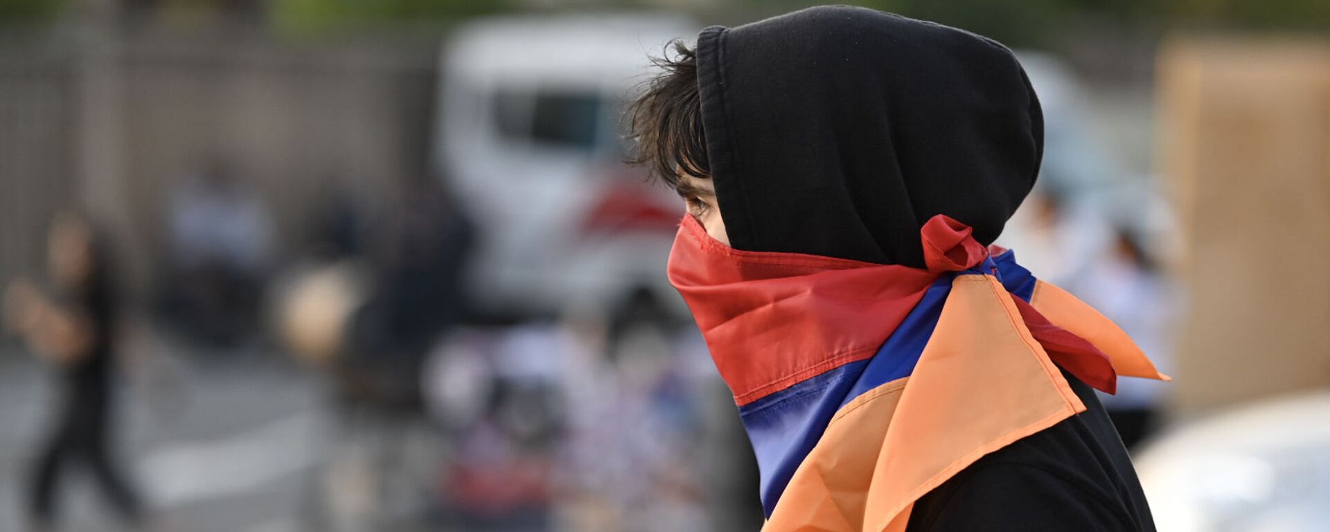 Болельщик с флагом вместо маски перед матчем Армения - Лихтенштейн (8 сентября 2021). Еревaн - Sputnik Армения, 1920, 21.09.2021