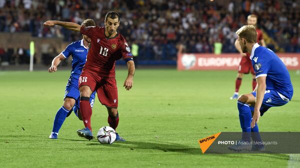 Генрих Мхитарян во время отборочного турнира ЧМ по футболу между командами Армении и Лихтенштейна (8 сентября 2021). Еревaн - Sputnik Армения