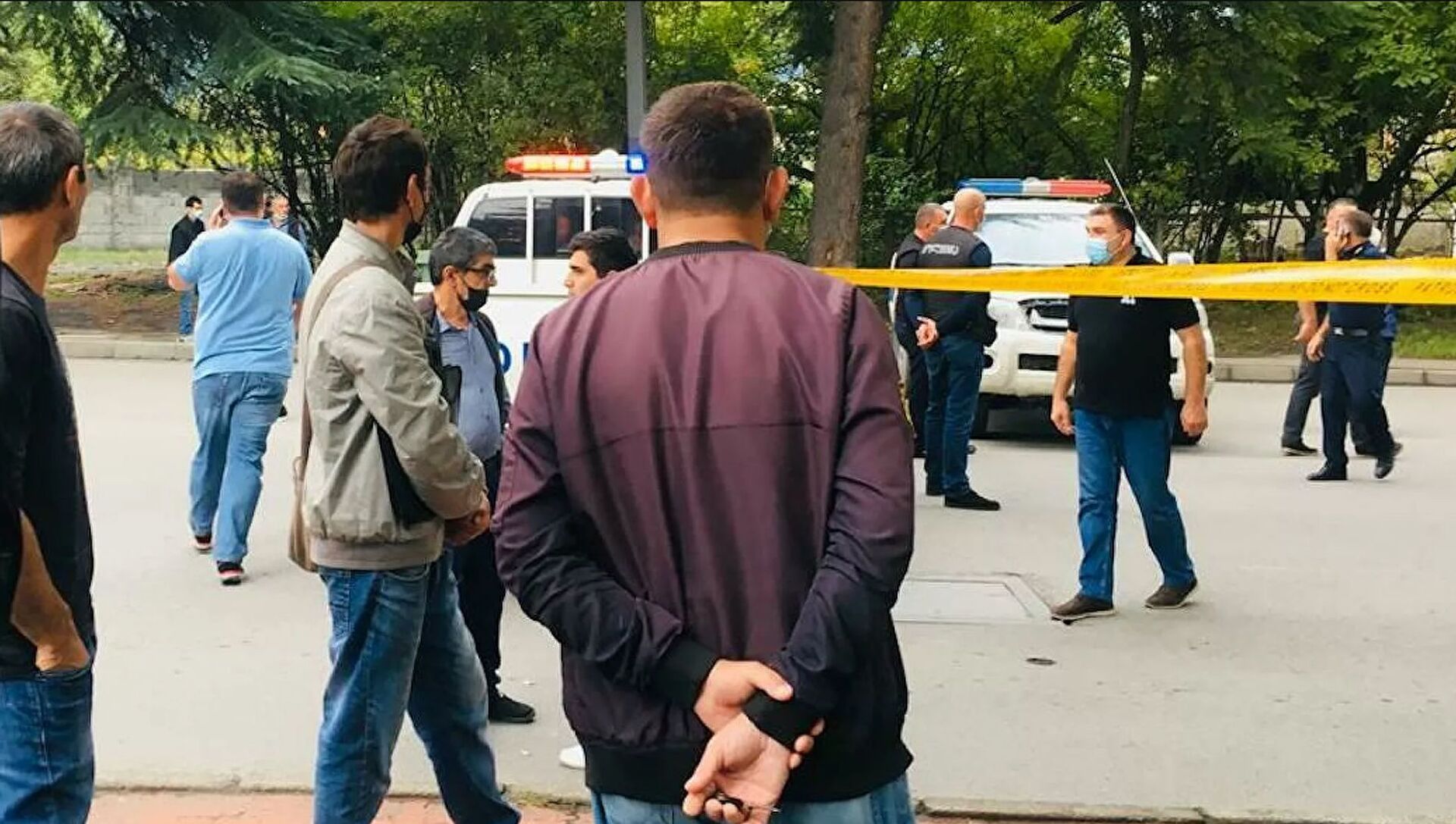 Полиция и репортеры на месте нападения на банк в Кварели (9 сентября 2021). Грузия - Sputnik Армения, 1920, 09.09.2021