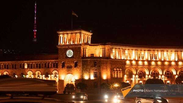 Ночная иллюминация Дома правительства на площади Республики - Sputnik Армения