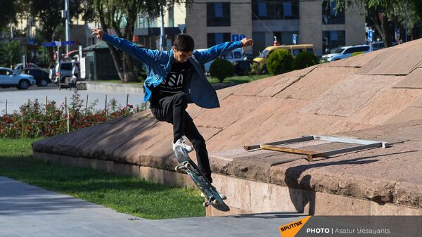 Скейтбордист Шираз Хачатрян у памятника Вардану Мамиконяну - Sputnik Армения