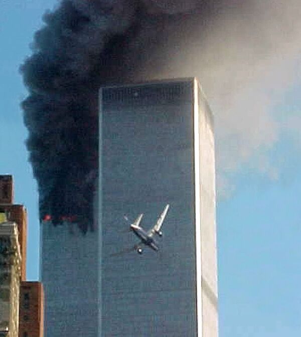 Момент столкновения самолета с одним из башен Всемирного торгового центра в Нью-Йорке   - Sputnik Армения