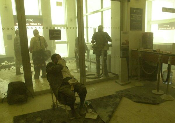 Раненые в банке рядом со Всемирным торговым центром во время теракта в Нью-Йорке  - Sputnik Армения