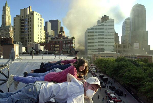 Люди на крыше дома во время теракта в Нью-Йорке  - Sputnik Армения