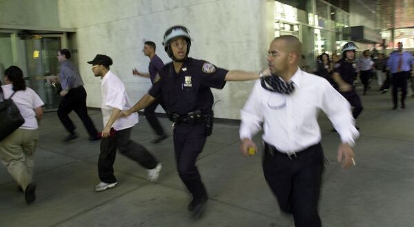 Люди бегут во время обрушения верхних этажей башни Всемирного торгового центра в Нью-Йорке  - Sputnik Армения