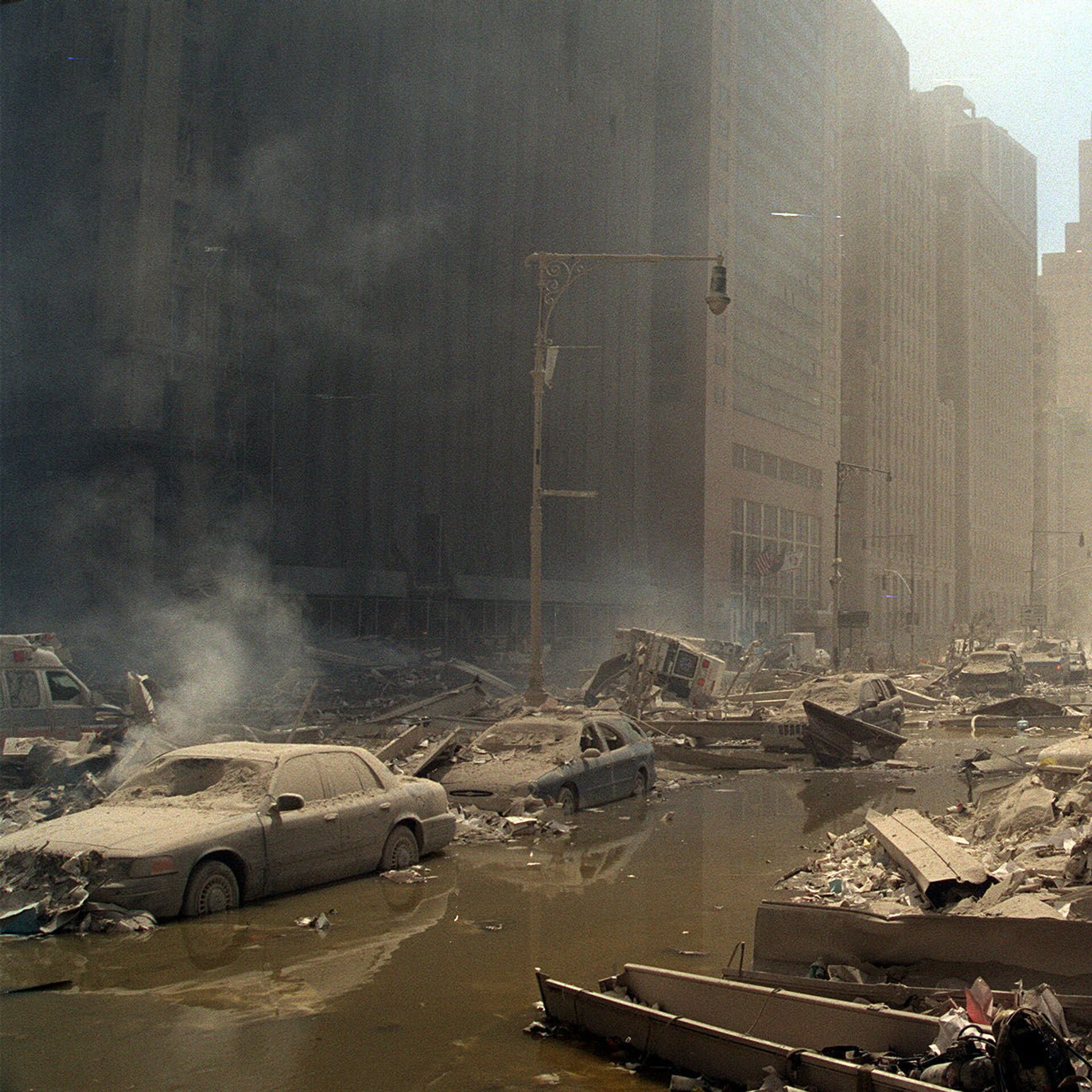Мир после падения 118. Нью-Йорк, Манхэттен, 11 сентября 2001 года. Теракт 11 сентября 2001 года башни Близнецы. 2001 Год Нью Йорк трагедия.