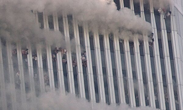 Люди висят снаружи на окнах башни Всемирного торгового центра во время теракта в Нью-Йорке  - Sputnik Армения